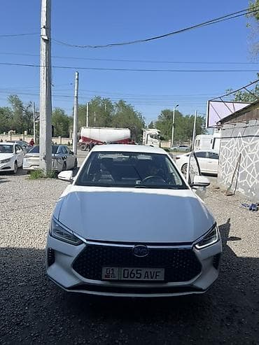 диспы: Седан белого цвета с просторным салоном и большим багажником — 8