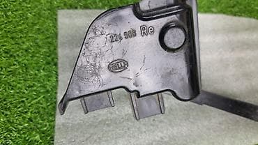 bmw x5 e70: Кронштейн фар правый нижний пластиковый / Кронштейн крепления фары — 4