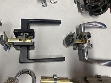 слиндир: Дверная фурнитура и замки - Комплект ручек с врезным замком и — 2