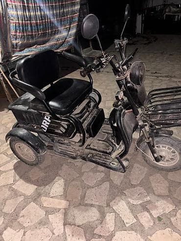 кабина мото: Электрический трехколесный скутер с сиденьем и багажниками - — 1