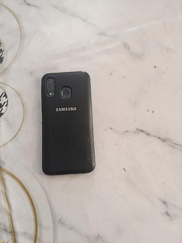 Смартфон Samsung (серия Galaxy A40) - Цвет: черный - Экран