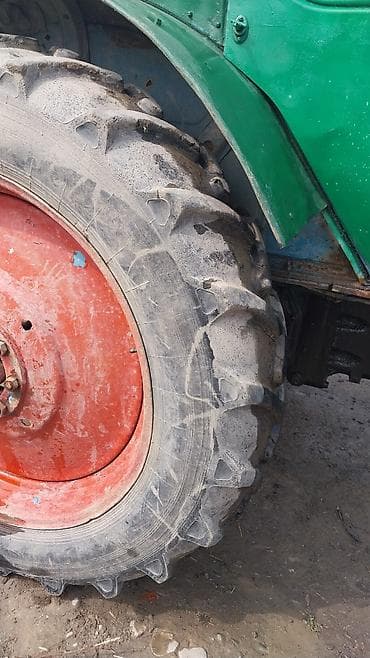 сегментный косилка: Зеленый сельскохозяйственный трактор с кабиной и высоким выхлопным — 5