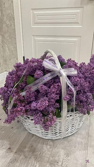 корзина для цветов: Большая композиция из сирени в плетёной корзине. - Объёмная белая — 2