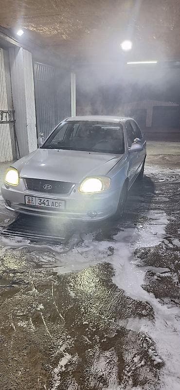 Автомобиль — компактный седан/хэтчбек класса B с просторным вторым