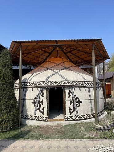 Юрта (традиционное кочевое жилище) Описание: - Просторная круглая