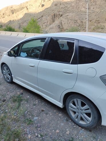 обмен дом на авто: Белый пятидверный хэтчбек Honda Jazz, идеально подходящий для — 17