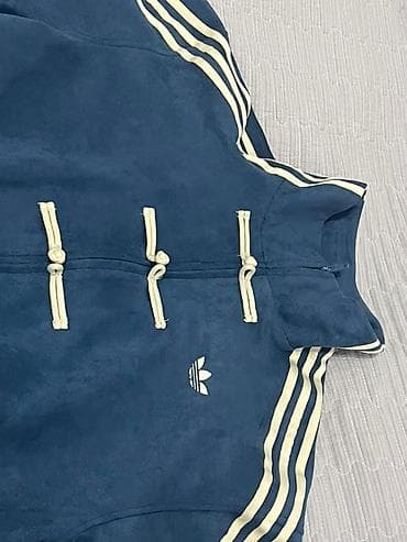 nike tech: Куртка Adidas Originals с фирменными тремя полосками - Модель — 2