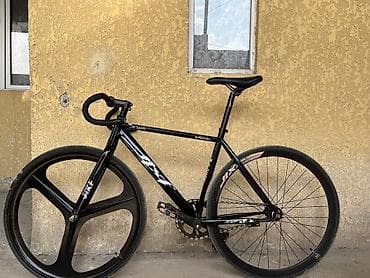 Фикс-байк (fixed gear) черного цвета с агрессивной трековой