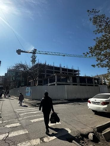 юг: Продаю коммерческое помещение, в строящемся торговом центре по — 8