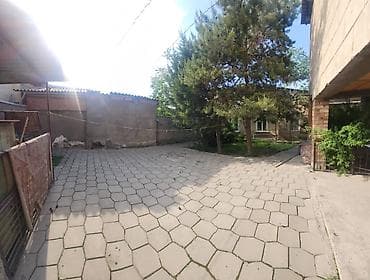Үйлөр: Дом 100м². Участок 5 соток. 250'000 $. Ахунбаева / Бакаева ( бывш — 1