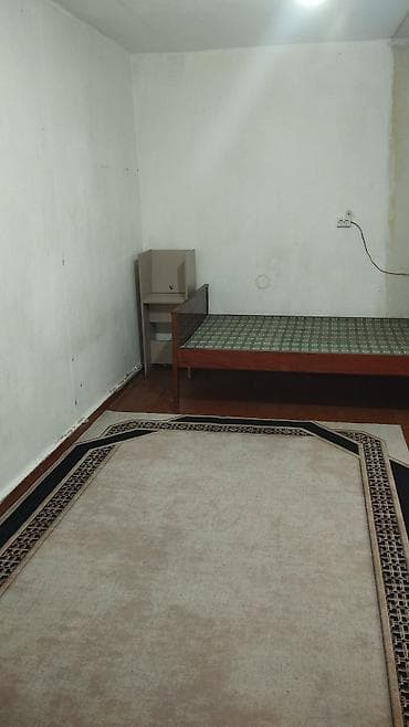 Недвижимость: Сдаётся 2комнатная КВ - Площадь: вытянутое помещение с двумя окнами — 4