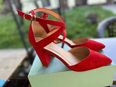 Личные вещи: Женская обувь – четыре пары 500 сом за все 1) Пляжные сабо/сланцы — 3