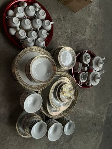Набор посуды, включающий кофейный или чайный сервиз, тарелки и миски