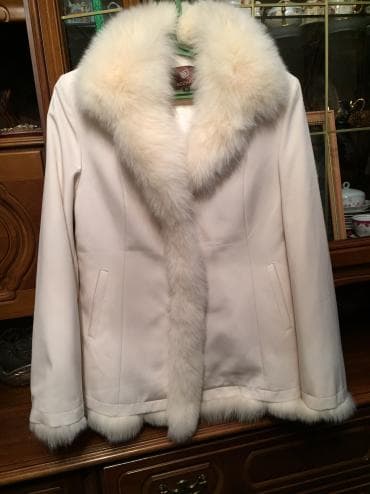 меховые куртки: Белая куртка, полушубка. Шикарно сидит. Мех натуралка писец, внутри — 1