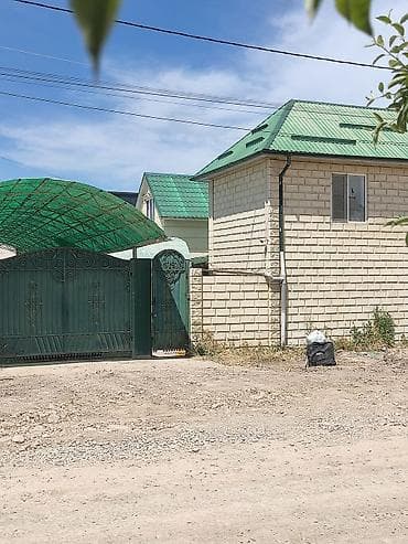 жилой дом с земельным участком: Дом с двором и навесами рядом со стадионом. Участок 4 сот -5 Дом 2х — 2