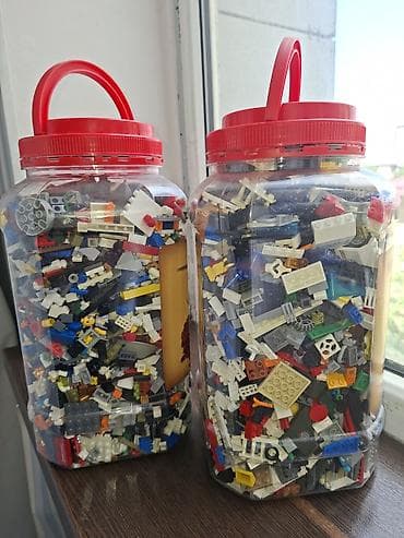 Сборный набор LEGO — крупная россыпь деталей в двух прозрачных банках