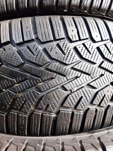 шины зимние новые: Шины, 235/45/17 2шт. Зима, липучка, резина привозная, состояние — 2