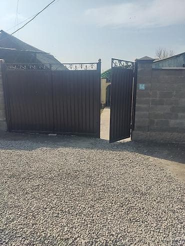 Дом с двором и хозпостройками - Кирпичный забор, откатные/распашные