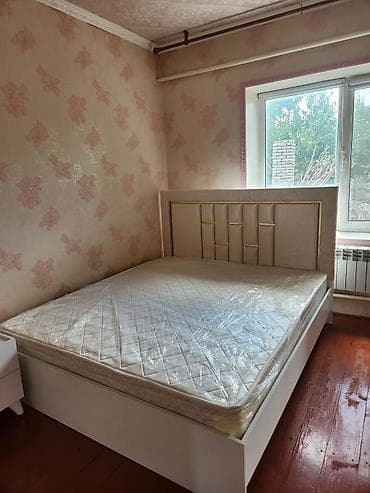 плоский лист: Двуспальная кровать с мягким высоким изголовьем и матрасом. - Размер — 1