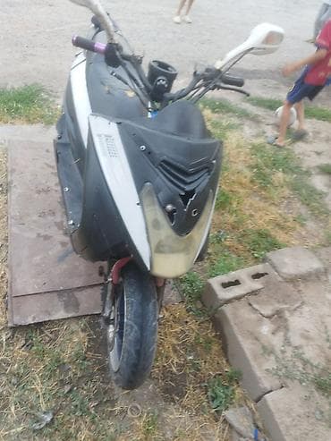 Скутер 50–125 см³ (по габаритам класса Jog/ZX). Цвет: черный с белыми at lalafo.kg Скутер 50–125 см³ (по габаритам класса Jog/ZX). Цвет: черный с белыми