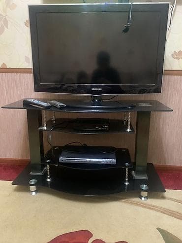 Телевизор Samsung с тумбой и комплектом аксессуаров