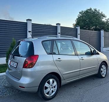 дом на колосях: Toyota Corolla Verso: 2002 г., Универсал — 4