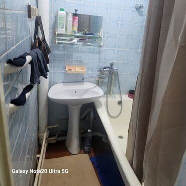 сдам дом: Комната с мебелью - Уютная комната с окном и батареей отопления — 5