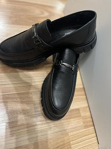 кожаные туфли мужские: Мужские лоферы из чёрной зернистой кожи с металлической пряжкой. - — 2