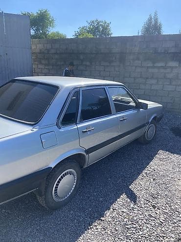 Audi: Audi 80: 1986 г., 1.8 л, Кол менен иштөөчү, Газ, Седан — 4
