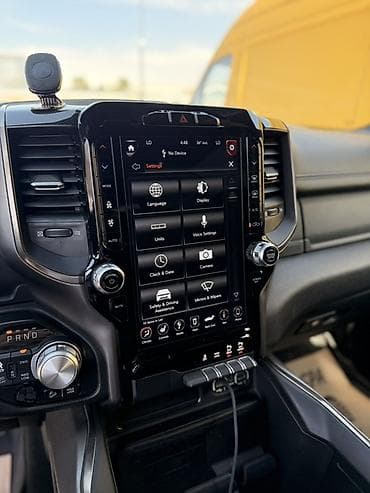 фаркоп на 570: RAM 1500 Rebel 4x4, белый пикап - Мощный полноразмерный пикап с — 10
