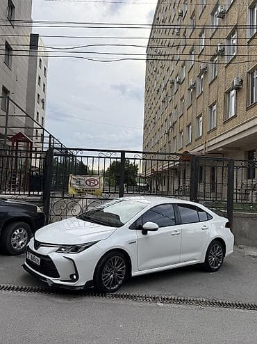 Toyota Corolla: 2022 г., 1.8 л, Гибрид, Седан — 4