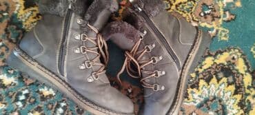 сапоги из натурального меха и кожи: Сапоги женские 38-39 размер, 200 сом — 12