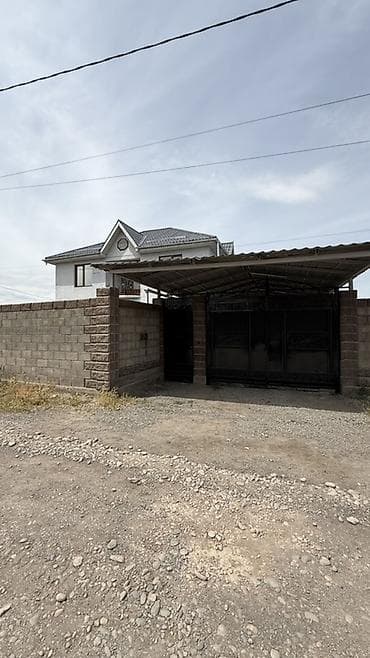Продаётся двухэтажный дом с ограждённым двором и навесом для авто at lalafo.kg Продаётся двухэтажный дом с ограждённым двором и навесом для авто