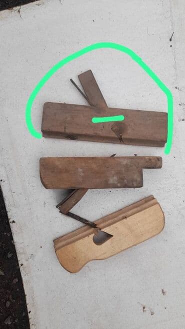 Набор из трех деревянных рубанков различных конструкций. Один рубанок
