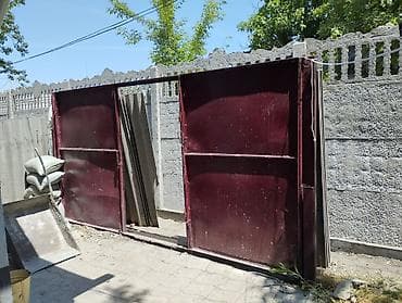 Продаю ворота, старые но рабочие. Высота 1.90 ширина 3.60 . Столбы