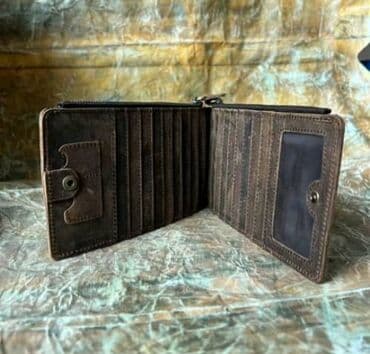 Киреге берилүүчү кийимдер: Кожаный кошелёк/портмоне, коричневый. Особенности: - Материал — 2