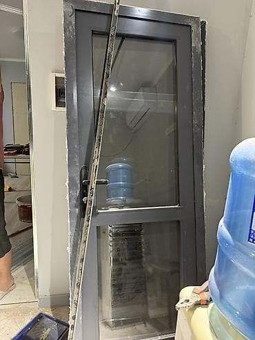 куплю светной металл: Алюминиевая остеклённая дверь с узкой импостной перемычкой — 1