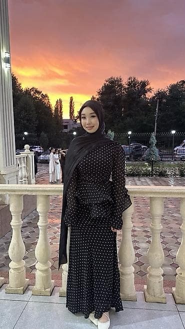 Платье в стиле modest: черное в мелкий белый горох. - Крой: длинное
