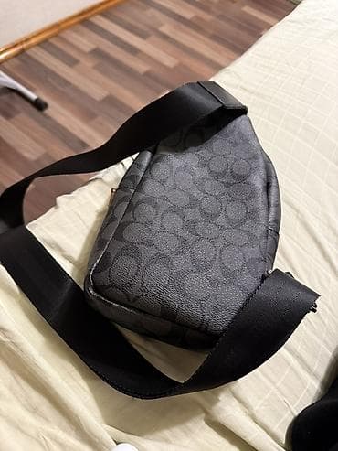 туп: Сумка‑слинг COACH с фирменным монограммным принтом Signature в — 1
