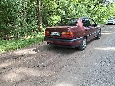 бар авто: Volkswagen Vento: 1992 г., 1.8 л, Кол менен иштөөчү, Бензин, Седан — 2