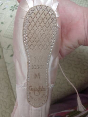 купальник для художественной гимнастики черный: Пуанты 
производство;россия "Grishko"
размер:в наличии все размеры — 1