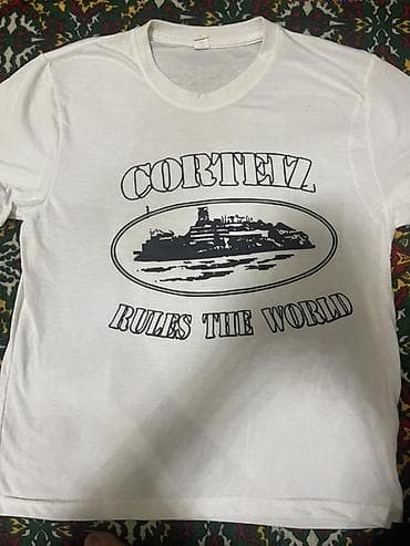 red centr: Белая футболка с принтом “CORTEIZ – RULES THE WORLD”. - Цвет: белый - — 2