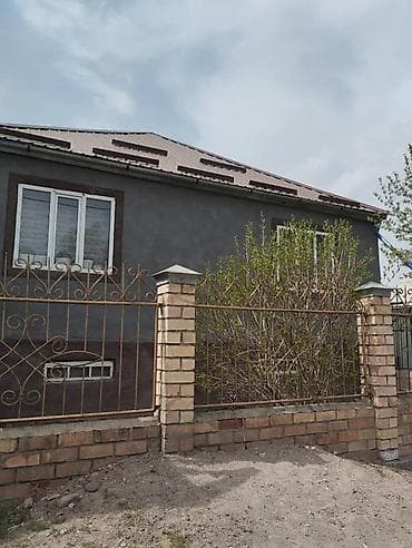 готовые дома в бишкеке: Продаётся частный дом с участком. - Одноэтажный дом из кирпича, фасад — 2