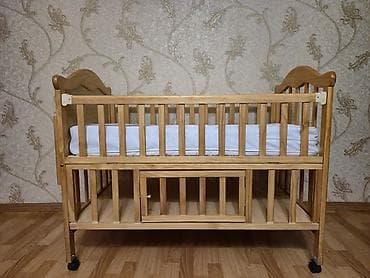 Детская кроватка из натурального дерева (сосна), на колесиках с — 1