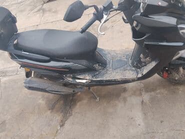 сукутер мапет: Скутер/максискутер черного цвета. Особенности: - Агрессивный дизайн — 1