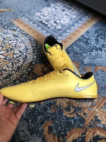 футбольный мяч molten: Футбольные бутсы Nike, шипованные, цвет ярко‑жёлтый. Подойдут для игры — 2