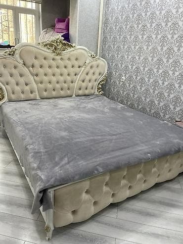 Роскошная двуспальная кровать в классическом стиле с высоким фигурным