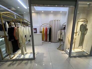 оборудование в бутик: Кронштейны Стеллажи Стойки Вешала Столы ресепшен Раскладочные — 8