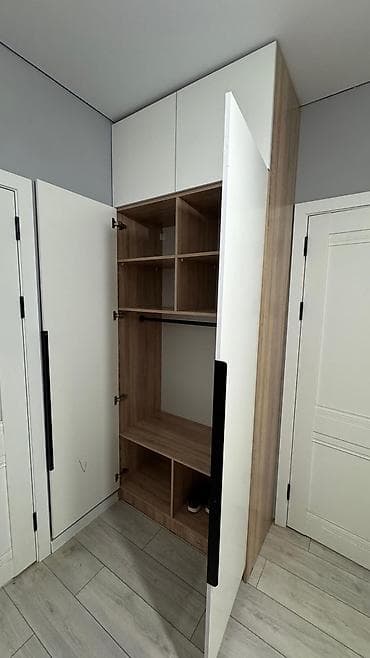 прихожка лофт: Встроенный шкаф для прихожей с антресолями и кухонные гарнитуры, тв — 4
