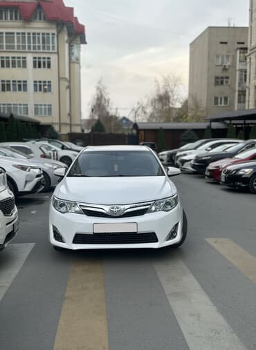 срочно продам авто в связи с переездом: Toyota Camry: 2013 г., 2.5 л, Автомат, Гибрид, Седан — 2
